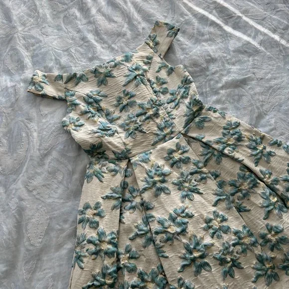 Beautiful Chelsea Dress - Picture 2 of 7